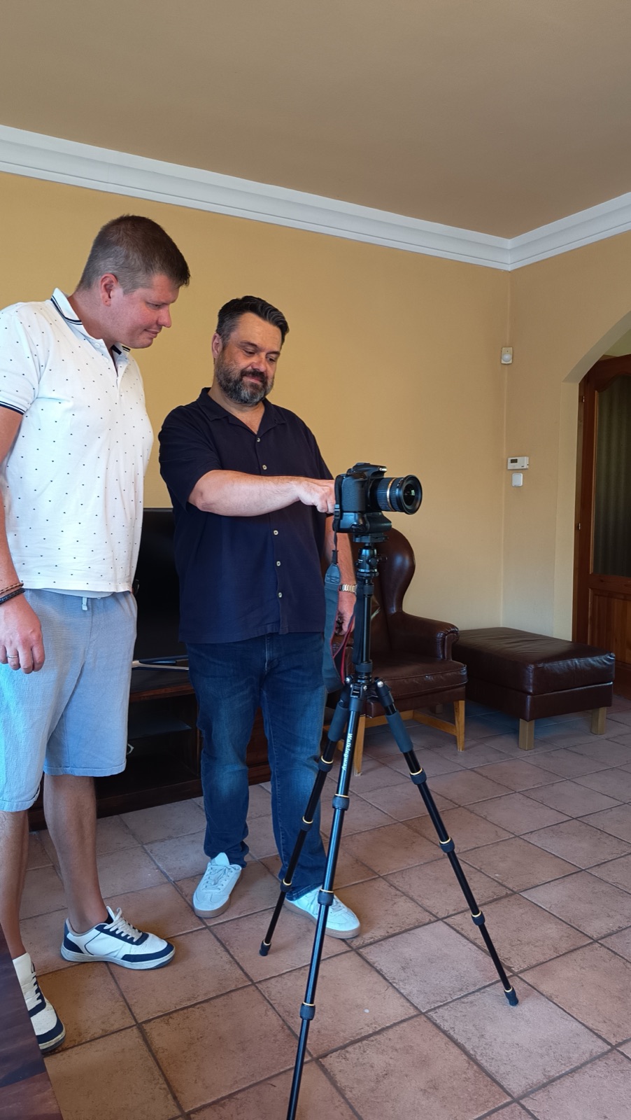 Banda Péter fotózás közben egy nappaliban